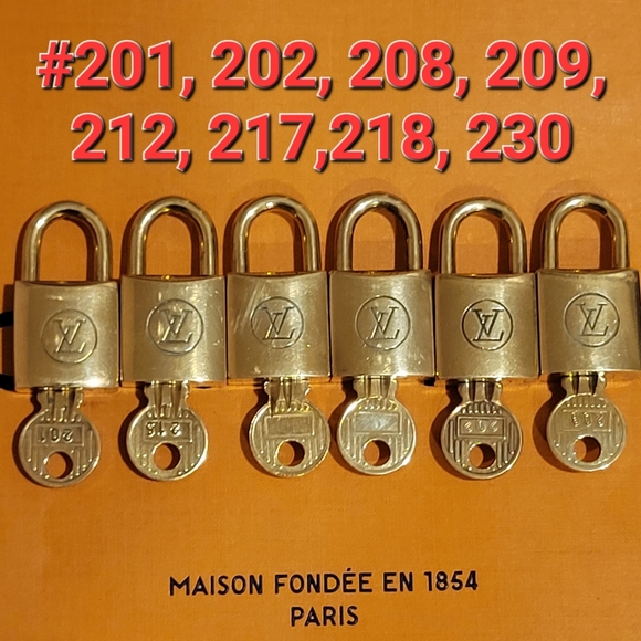 200 SERIES LOUIS VUITTON LOCK/KEY ON CHAIN - Picture 2 of 6